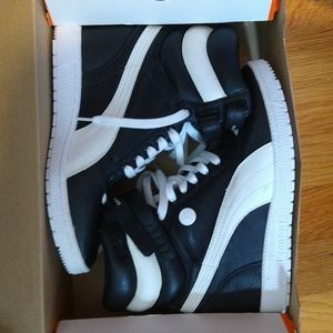Never worn Ladies Puma Wedge Hightop sneakers